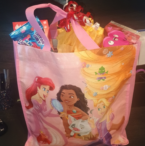 Valentine's Girls Disney Princess Valentine's Day Bag Filled With Goodies - Picture 13 of 13